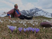 57 Per Marco-Delfo una bella foto-ricordo tra i crocus con vista in Arera